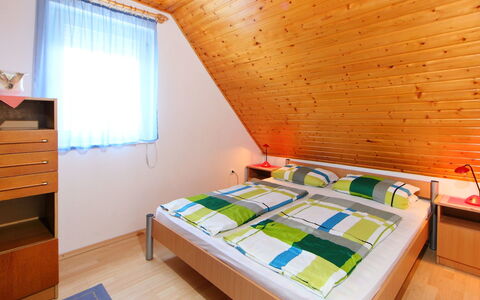 Margaret: Pièce, Lit, Meubles, Propriété, Chambre, Design Intérieur, Mur, Bâtiment, Maison, Cadre De Lit