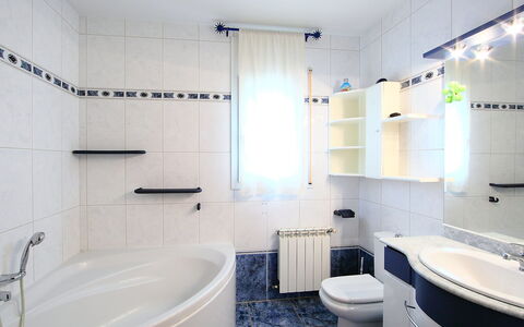 Dirk: Salle De Bains, Propriété, Pièce, Design Intérieur, Tuile, Luminaire Plomberie, Architecture, Mur, Plafond, Bâtiment
