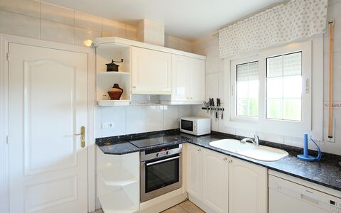 Dirk: Pièce, Propriété, Meubles, Cuisine, Cabinetry, Comptoir, Bâtiment, Design Intérieur, Maison, Immobilier