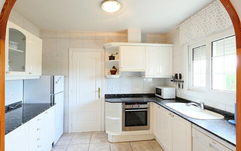 Dirk: Propriété, Pièce, Cuisine, Cabinetry, Meubles, Comptoir, Bâtiment, Design Intérieur, Maison, Plafond