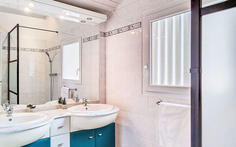 Eden Club: Luminaire Plomberie, Salle De Bains, Lavabo, Design Intérieur, Évier, Sol, Sol, Robinet, Armoire De Toilette, Miroir