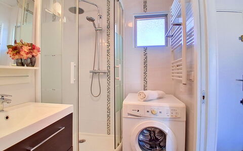 Les Terrasses du Ponant: Salle De Bains, Design Intérieur, Luminaire Plomberie, Sol, Lavabo, Évier, Sol, Armoire De Toilette, Robinet, Toilette