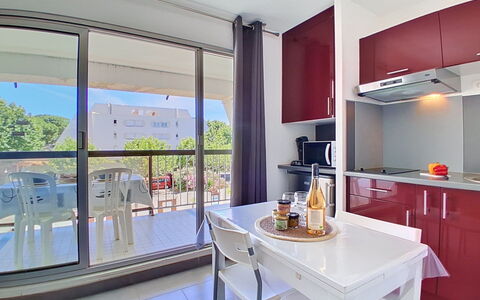 Les Terrasses du Ponant: Appartement, Chaise, Balcon, Table Cuisine Et Salle A Manger, Cuisine