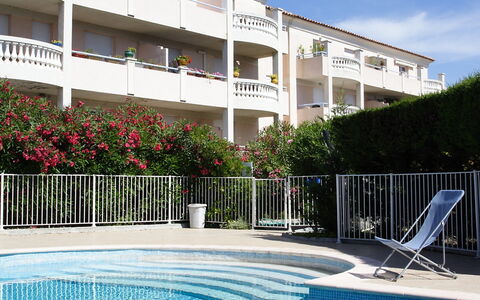 La Storia: L'Eau, Bâtiment, Propriété, Plante, Ciel, Piscine, Fenêtre, Architecture, Mobilier De Jardin, Ombre