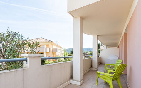 La Storia: Ciel, Bâtiment, Plante, Ombre, Chaise, Condominium, Maison, Sol, Design Urbain, Zone Résidentielle