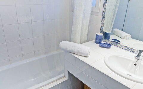 La Boisseliere: Salle De Bains, Tuile, Robinet, Propriété, Pièce, Mur, Accessoire Salle De Bain, Baignoire, Lavabo, Luminaire Plomberie