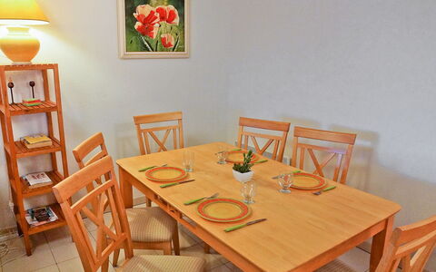 La Boisseliere: Pièce, Meubles, Table, Salle À Manger, Orange, Propriété, Design Intérieur, Table Cuisine Et Salle A Manger, Chaise, Maison