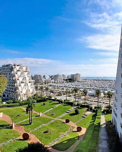 La Grande Pyramide: Jour, Bâtiment, Appartement, Architecture, Condominium, Zone Résidentielle, Design Urbain, Zone Métropolitaine, Bâtiment Commercial