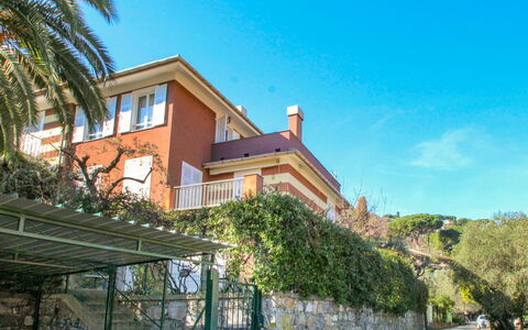 Il Pigno: Ciel, Plante, Bâtiment, Propriété, Nuage, Fenêtre, La Nature, Bleu Azur, Végétation, Maison