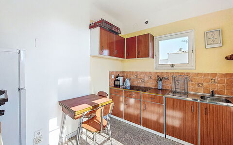 Les Trois a: Sol, Sol, Principaux Appliance, Design Intérieur, Cuisine, Appartement, Pièce, Cabinetry, Tache De Bois, Comptoir