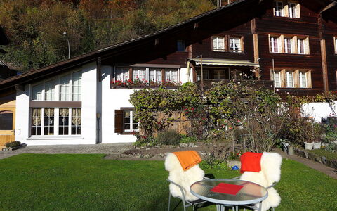 Am Brienzersee: Bâtiment, Plante, Propriété, Fenêtre, Meubles, Maison, Chaise, Arbre, Architecture, Herbe