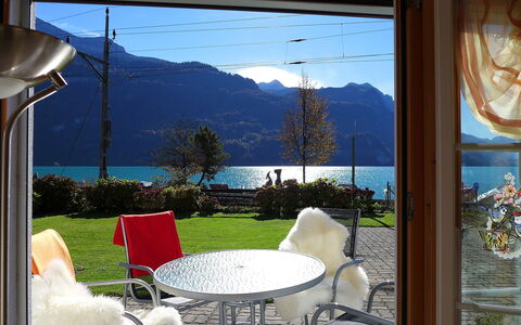 Am Brienzersee: Ciel, Propriété, Meubles, L'Eau, Fenêtre, Plante, Montagne, Lumière, La Nature, Table