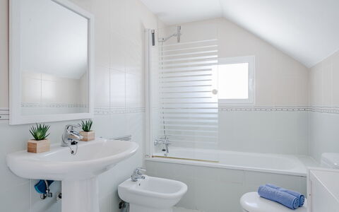 Los Sauces: Salle De Bains, Luminaire Plomberie, Sol, Évier, Baignoire, Design Intérieur, Sol, Robinet, Lavabo, Plomberie