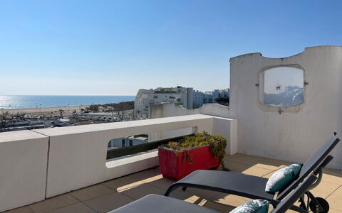 Jardins D'Ulysse Ii: Ciel, Propriété, Canapé, Bâtiment, Bleu Azur, Mobilier De Jardin, Ombre, Confort, Design Intérieur, Canapé-Lit