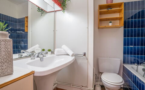 Les Belles Plages: Miroir, Évier, Robinet, Propriété, Luminaire Plomberie, Photographier, Lavabo, Plante, Vert, Salle De Bains