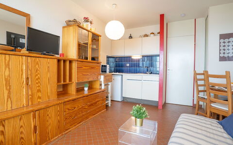 Les Belles Plages: Cabinetry, Meubles, Propriété, Plante D'Appartement, Étagère, Design Intérieur, Éclairage, Plante, Architecture, Bibliothèque