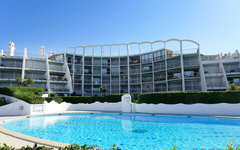 Les Belles Plages: L'Eau, Ciel, Plante, Bâtiment, Propriété, Piscine, Bleu Azur, Architecture, Plan D'Eau