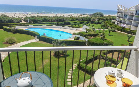 Les Belles Plages: L'Eau, Ciel, Bâtiment, Propriété, Vert, La Nature, Bleu Azur, Design Intérieur, Architecture, Table