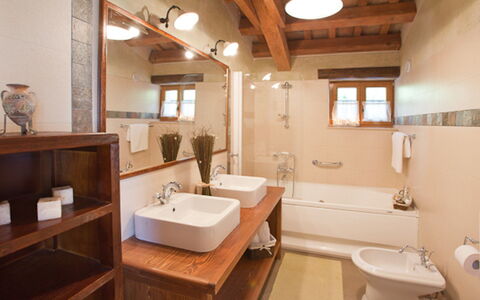Gelci: Salle De Bains, Pièce, Propriété, Bâtiment, Design Intérieur, Évier, Luminaire Plomberie, Armoire De Toilette, Maison, Meubles