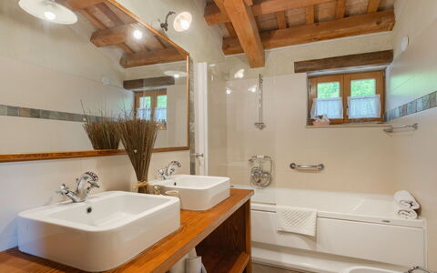 Gelci: Luminaire Plomberie, Salle De Bains, Design Intérieur, Lavabo, Évier, Sol, Bois, Robinet, Plafond, Sol