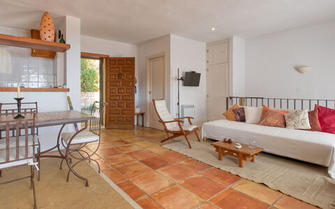 Vista Halcon: Table, Meubles, Propriété, Canapé, Bois, Chaise, Design Intérieur, Plante D'Appartement, Sol, Canapé-Lit
