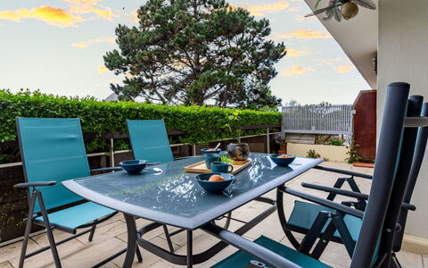 Deauville-Trouville 207: Table, Propriété, Meubles, Ciel, Plante, Bâtiment, Chaise, Bleu Azur, Nuage, Ombre