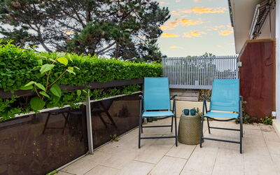 Les Flots Bleus 207.8: Table, Propriété, Meubles, Ciel, Plante, Bâtiment, Chaise, Bleu Azur, Nuage, Ombre