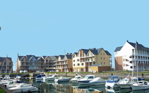 Deauville-Trouville 211: L'Eau, Bateau, Ciel, Bâtiment, Navire, Bleu Azur, Fenêtre, Maison, Cotiers Et Relief Océaniques, Cours D'Eau