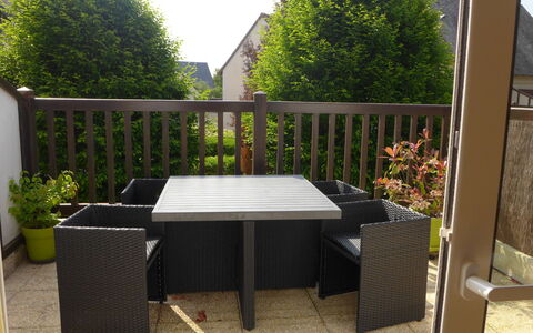 Cabourg 40: Table, Plante, Meubles, Bâtiment, Chaise, Tableau De Plein Air, Bois, Mobilier De Jardin, Rectangle, Ombre