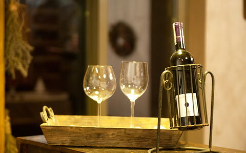Moja Mała Toskania: Vaisselle, Bouteille, Drinkware, Verres À Pied, Table, Bar, Du Vin, Bouteille En Verre, Éclairage, Bois