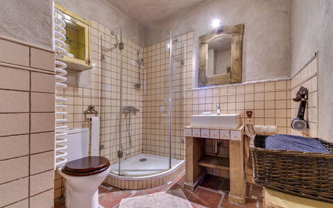 Moja Mała Toskania: Miroir, Luminaire Plomberie, Propriété, Évier, Salle De Bains, Robinet, Violet, Design Intérieur, Architecture, Tete De Douche