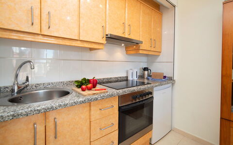 Ambar Beach: Comptoir, Cabinetry, Evier, Évier, Propriété, Robinet, Bâtiment, Cuisine, Cuisinière, Luminaire Plomberie