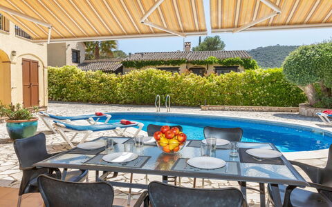 Solenza: Plante, Propriété, Table, Meubles, Ombre, Mobilier De Jardin, L'Eau, Chaise, Design Intérieur, Loisir