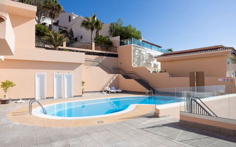 Buenavista: Ciel, Bâtiment, L'Eau, Bleu Azur, Piscine, Plante, Ombre, Maison, Zone Résidentielle, Composite