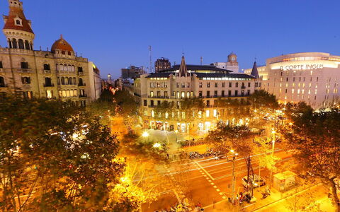 Plaza de Catalunya - Pso. de Gracia: Point De Repère, Ville, Ciel, Ville, Nuit, Zone Urbaine, Établissements Humains, Architecture, Bâtiment, Arbre