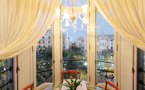 Plaza de Catalunya - Pso. de Gracia: Rideau, Propriété, Design Intérieur, Pièce, Traitement De Fenetre, Bâtiment, Immobilier, Textile, Fenêtre, Plafond