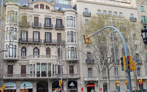 Plaza de Catalunya - Pso. de Gracia: Bâtiment, Architecture, Quartier, Point De Repère, Ville, Ville, Usage Mixte, Façade, Zone Urbaine, Établissements Humains