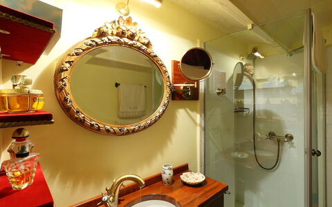 Plaza de Catalunya - Pso. de Gracia: Miroir, Pièce, Propriété, Design Intérieur, Salle De Bains, Fenêtre, Luminaire Plomberie, Plafond, Maison
