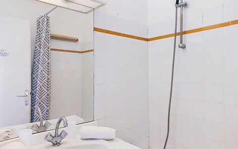 L'Annonciade: Luminaire Plomberie, Sol, Design Intérieur, Salle De Bains, Sol, Plomberie, Robinet, Évier, Pièce, Douche
