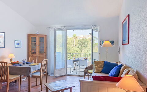 L'Annonciade: Meubles, Chaise, Table, Design Intérieur, Table Cuisine Et Salle A Manger, Appartement, Plante D'Appartement, Table Basse, Ombre, Salle À Manger