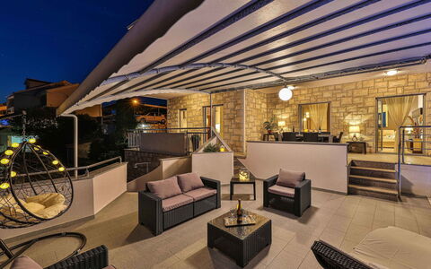 Villa Antonija: Canapé, Design Intérieur, Bâtiment, Ombre, Salon, Maison, Table, Immobilier, Condominium, Sol