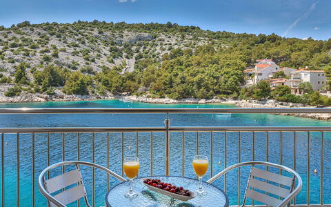 Villa Antonija: L'Eau, Ciel, Nuage, Propriété, Meubles, Chaise, Plante, Table, Bleu, La Nature