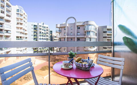 Les Balcons de la Plage: Bâtiment, Meubles, Ciel, Table, Pot De Fleur, Fenêtre, Mobilier De Jardin, Maison, Plante, Design Urbain