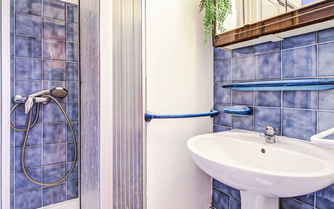 Les Balcons de la Plage: Luminaire Plomberie, Évier, Robinet, Bleu, Violet, Bleu Azur, Salle De Bains, Design Intérieur, Bâtiment, Plante