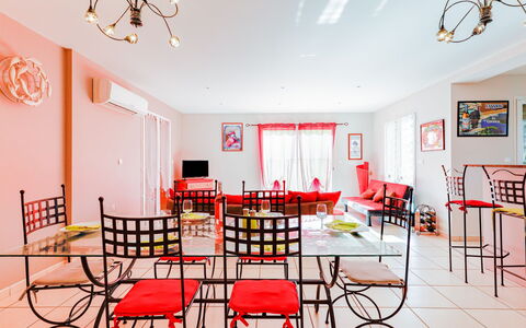 L'Occitane: Table, Meubles, Propriété, Blanc, Chaise, Décoration, Design Intérieur, Sol, Sol, Salle