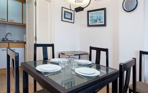 Windsor: Pièce, Propriété, Meubles, Salle À Manger, Table, Bâtiment, Design Intérieur, Maison, Immobilier, Table Cuisine Et Salle A Manger