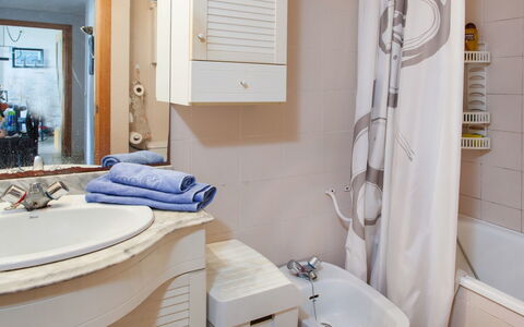 Windsor: Salle De Bains, Pièce, Propriété, Design Intérieur, Robinet, Luminaire Plomberie, Maison, Accessoire Salle De Bain, Immobilier, Bâtiment