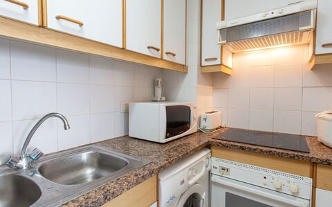 Windsor: Comptoir, Propriété, Pièce, Cuisine, Évier, Cabinetry, Meubles, Tuile, Design Intérieur, Evier