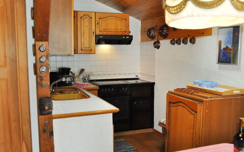 Himmulriich: Pièce, Comptoir, Cuisine, Propriété, Meubles, Cabinetry, Bâtiment, Maison, Cuisinière, Design Intérieur