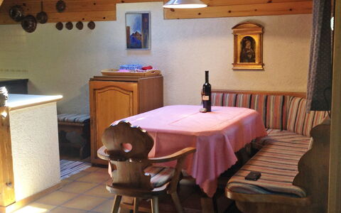 Himmulriich: Pièce, Propriété, Meubles, Bâtiment, Design Intérieur, Table, Maison, Salle À Manger, Architecture, Immobilier